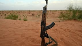 Un fusil d'assaut Kalashnikov de l'armée malienne, dans la région de Tombouctou