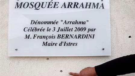 Impacts de balles sur le mur de la mosquée d'Istres, dans les Bouches-du-Rhône. Le lieu de culte, ainsi qu'une boucherie hallal de Marseille, ont été la cible de tirs ce week-end, mais la police n'établit pas de lien entre les deux fusillades. /Photo pris