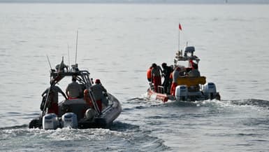 Les plongeurs des Vigili del Fuoco, le corps italien des pompiers, quittent le port de Porticello, près de Palerme, pour reprendre les recherches d'une dernière personne disparue, le 23 août 2024. 