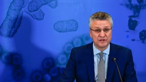 Le président de l'institut de veille sanitaire Robert-Koch Lothar Wieler (RKI), prononce une conférence de presse pour commenter la situation actuelle concernant la pandémie du nouveau coronavirus (COVID-19), le 10 décembre 2020 à Berlin.