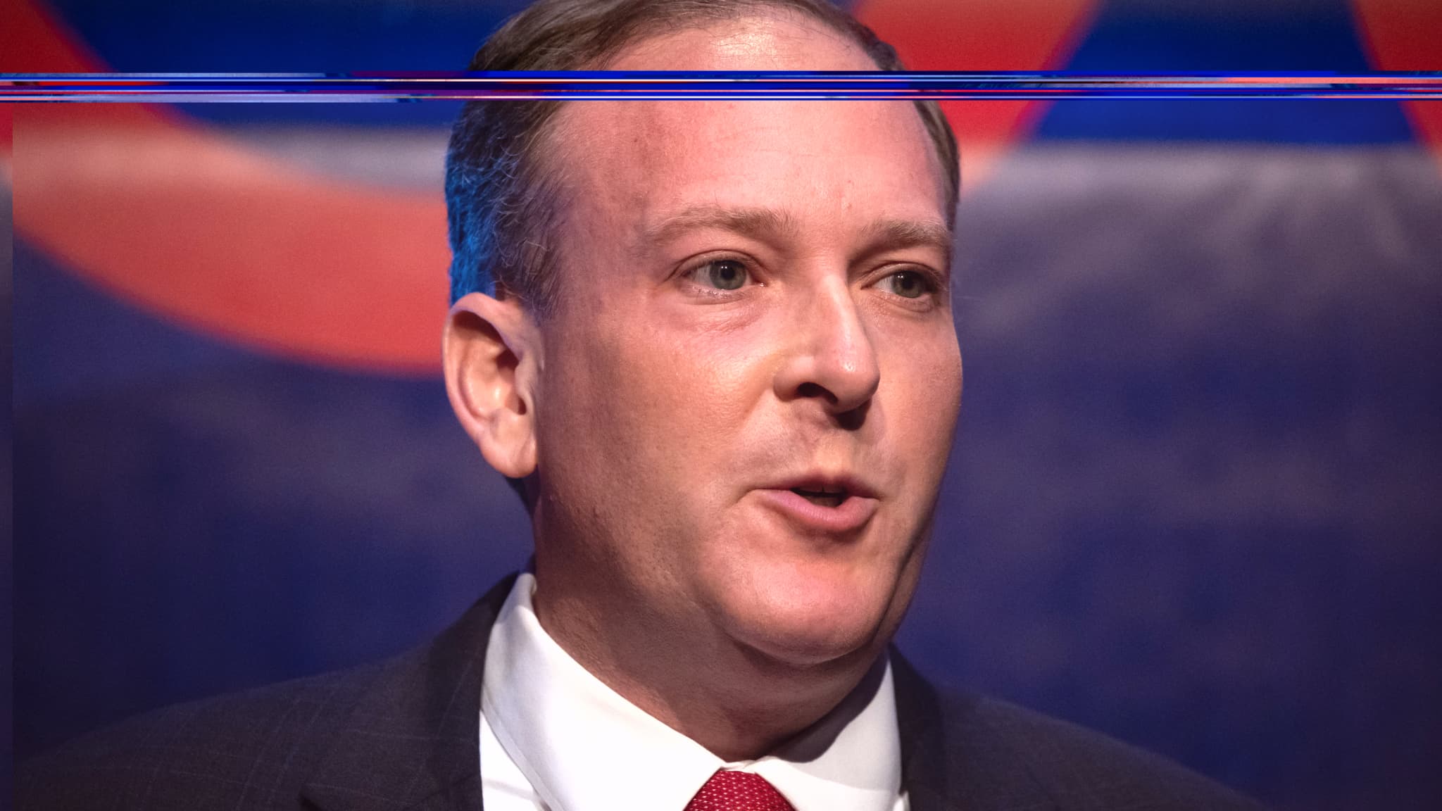 Le député Lee Zeldin, candidat républicain au poste de gouverneur de New York, s'exprime sur scène lors de sa soirée de veille électorale à New York, le 8 novembre 2022. Le député Lee Zeldin, candidat républicain au poste de gouverneur de New York, s'exprime sur scène lors de sa soirée de veille électorale à New York, le 8 novembre 2022.