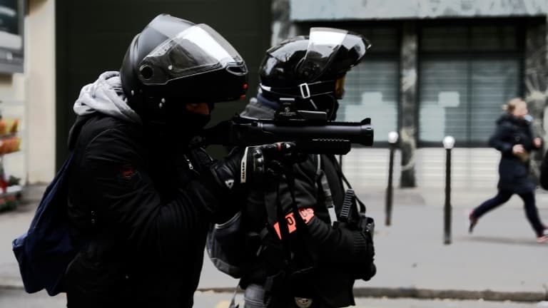 Un policier tient un LBD 40 lors d'une manifestation de "gilets jaunes", le 29 décembre 2018 à Paris (image d'lilusation)