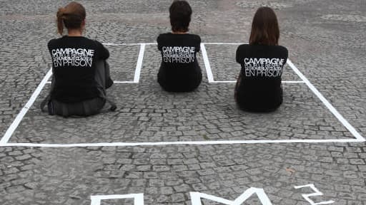 Trois membres du collectif "Trop c'est trop" dénoncent la surpopulation carcérale sur la place de la Concorde à Paris, en 2007.