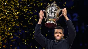 Giovanni Mpetshi Perricard célébrant son titre sur l'ATP 500 de Bâle, le 27 octobre 2024.