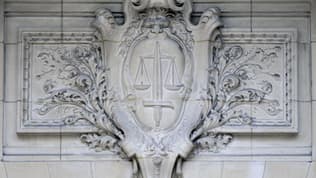 Un relief représentant le blason de la justice et sa balance à Paris