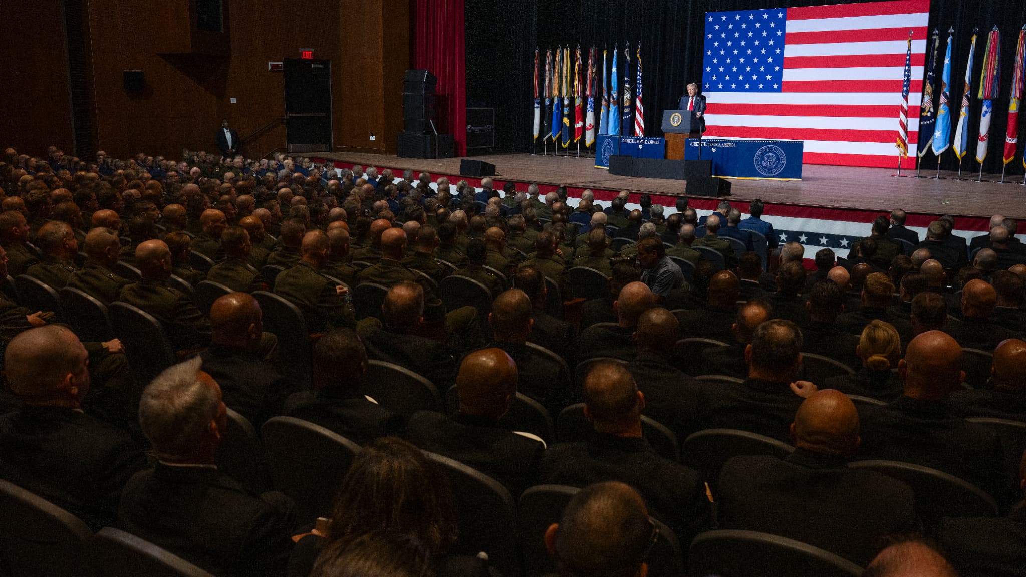 Le président américain Donald Trump s'adresse à des officiers supérieurs de l'armée réunis à la base du Corps des Marines de Quantico à Quantico, en Virginie, le 30 septembre 2025. Le président américain Donald Trump s'adresse à des officiers supérieurs de l'armée réunis à la base du Corps des Marines de Quantico à Quantico, en Virginie, le 30 septembre 2025.