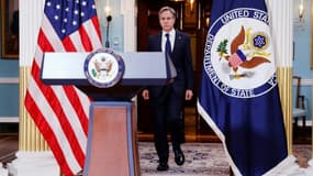 Le secrétaire d'Etat américain Antony Blinken fait son entrée pour un discours après des discussions sur la situation en Afghanistan au Département d'Etat, à Washington, le 30 août 2021
