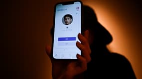 Melissa montre sur l'écran de son smartphone son petit ami virtuel, un "chatbot" créé par XiaoIce, un système d'intelligence artificielle, le 16 juillet 2021 à Pékin
