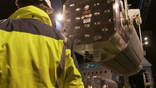 Le chargement dans la nuit du MOX, à Cherbourg.