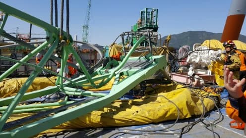 Des équipes de secours sur le chantier d'une plateforme gazière où la chute d'un morceau de grue a fait six morts, le 1er mai 2017 à Geoje, en Corée du Sud
