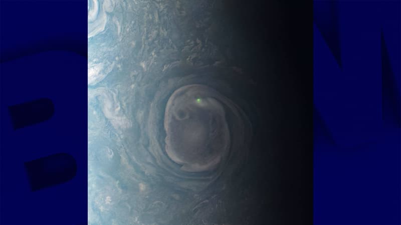 Le point vert sur la partie haute de la spirale est un éclair dans le ciel de Jupiter, pris en photo par la sonde Juno de la Nasa, le 30 décembre 2020.