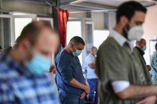Des musulmans portnt un masque de protection, prient dans une mosquée à Milan, le 5 juin 2020 Des musulmans portnt un masque de protection, prient dans une mosquée à Milan, le 5 juin 2020