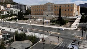 La place Syntagma, près du Parlement à Athènes. La coalition gouvernementale va devoir surmonter ses divisions internes pour adopter mercredi un nouveau plan d'austérité crucial pour le versement de la prochaine tranche d'aide internationale à la Grèce. /