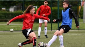 Une joueuse du club de Fleury 91', de l'équipe des moins de 14 ans, participe à un entraînement mixte