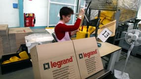 Une ouvrière emballe, le 18 février 2002 à Limoges, du matériel électrique dans un atelier d'assemblage de l'usine Legrand.  