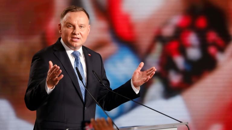 Le président polonais Andrzej Duda s'adresse à ses partisans après les résultats du premier tour de la présidentielle, le 28 juin 2020 à Lowicz