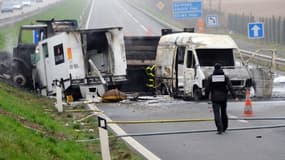 Le fourgon blindé de la société Loomis a été coincé entre deux camions avant d'être braqué, le 17 mars 2011.