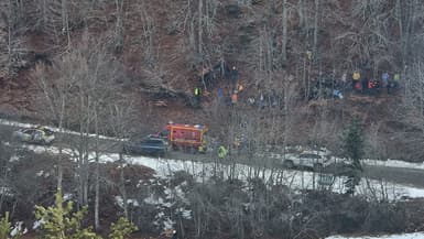 Les pompiers interviennent pour secourir des spectateurs durant le Rallye Monte-Carlo le 24 janvier 2025.