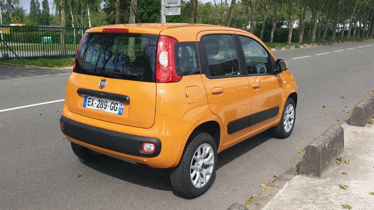 Une Panda orange, un look pas forcément sexy mais une petite voiture attachante.