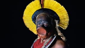 Dans cette photo d'archives du 16 janvier 2020, Raoni pose dans le village de Piaracu, au Brésil
