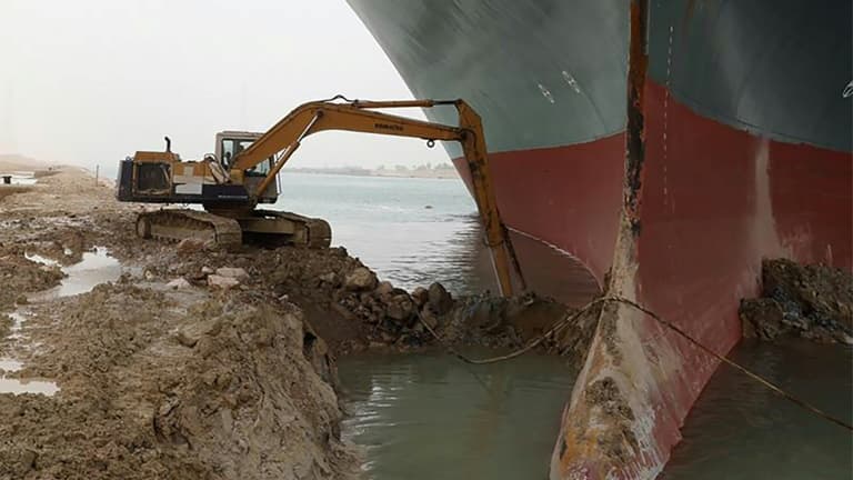 Photo fournie par l'Autorité égyptienne du canal de Suez (SCA) montrant l'avant du navire Ever given, bloqué dans le canal, le 25 mars 2021