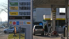 Un homme en train de mettre de l'essence dans son véhicule le 8 mars 2022.