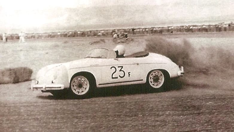 James Dean participe avec sa 335 Speedster aux Courses de Palm Springs en 1955. James Dean participe avec sa 335 Speedster aux Courses de Palm Springs en 1955.