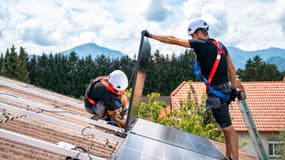 Installation de panneaux solaires : étapes, fixations, budget et aides