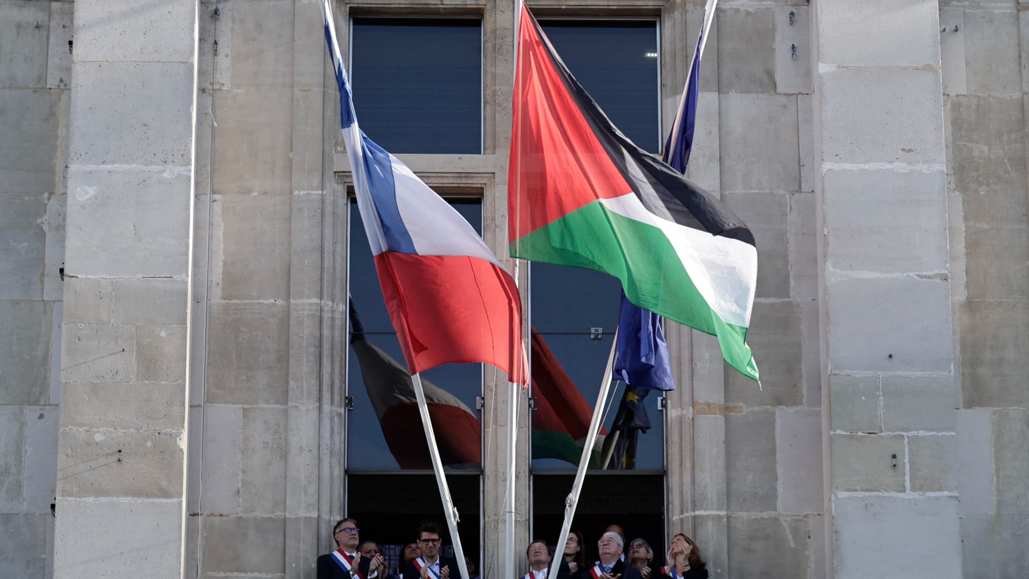 "DIRE NOTRE SOLIDARITÉ À UN PEUPLE EN DANGER": LE DRAPEAU PALESTINIEN HISSÉ SUR LE FRONTON DE LA MAIRIE DE SAINT-DENIS