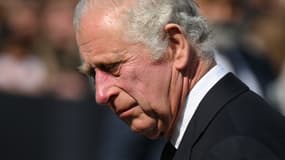 Le roi Charles III salue les membres du public dans la foule à son arrivée au palais de Buckingham à Londres, le 9 septembre 2022
