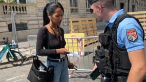 Une parisien doit présenter un QR pour accéder à une zone grise du périmètre de sécurité des JO