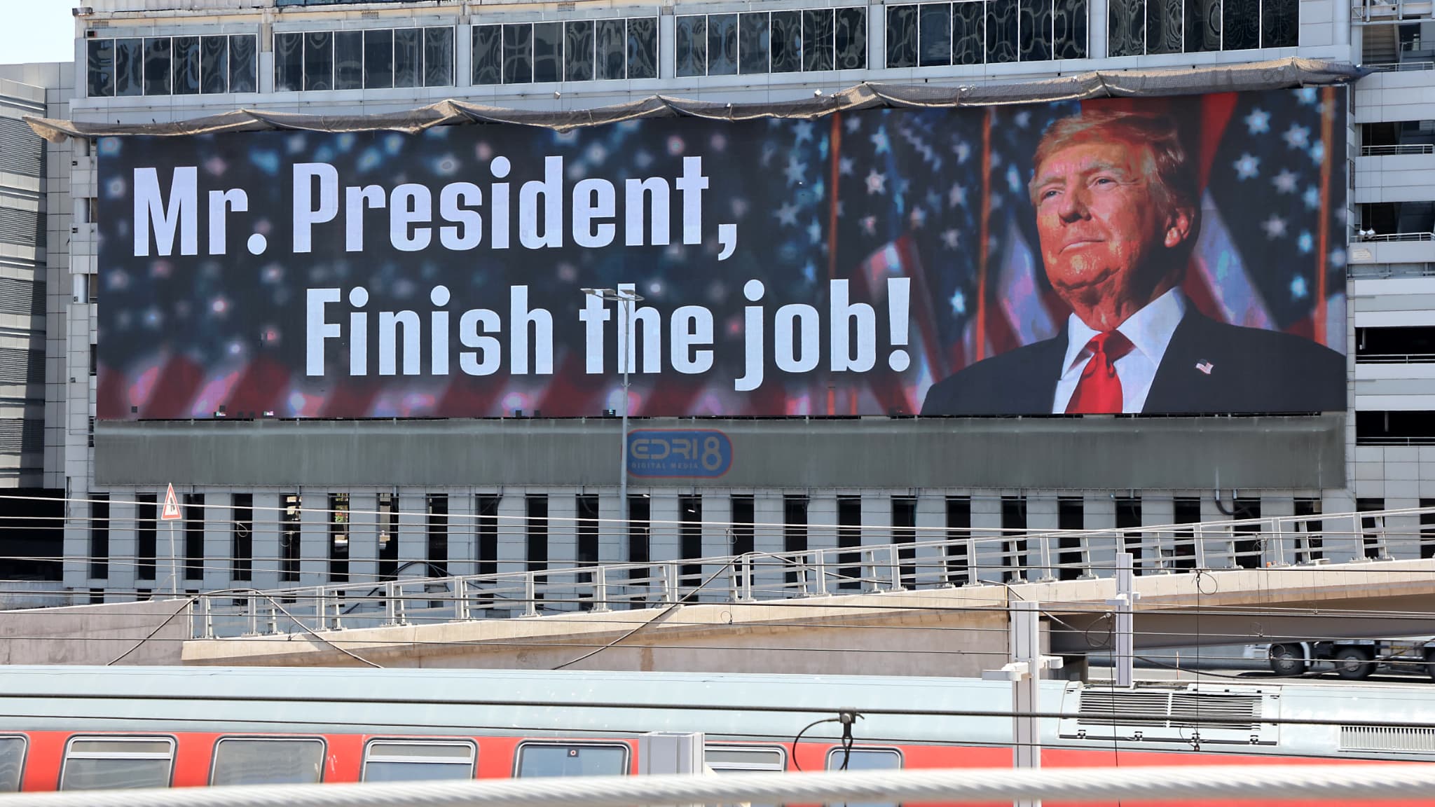 Des panneaux d'affichage à Tel Aviv appellent Donald Trump à "finir le travail", le 18 juin 2025. Des panneaux d'affichage à Tel Aviv appellent Donald Trump à "finir le travail", le 18 juin 2025.