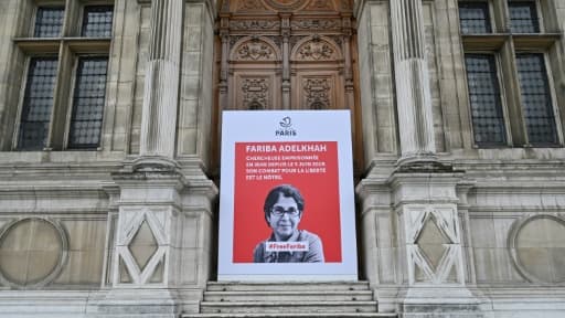 Le portrait de la chercheuse franco-iranienne Fariba Adelkhah devant l'Hôtel de Ville de Paris, le 5 juin 2020