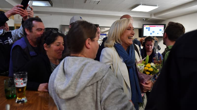 Présidentielle: Marine Le Pen change de ton sur le port du voile