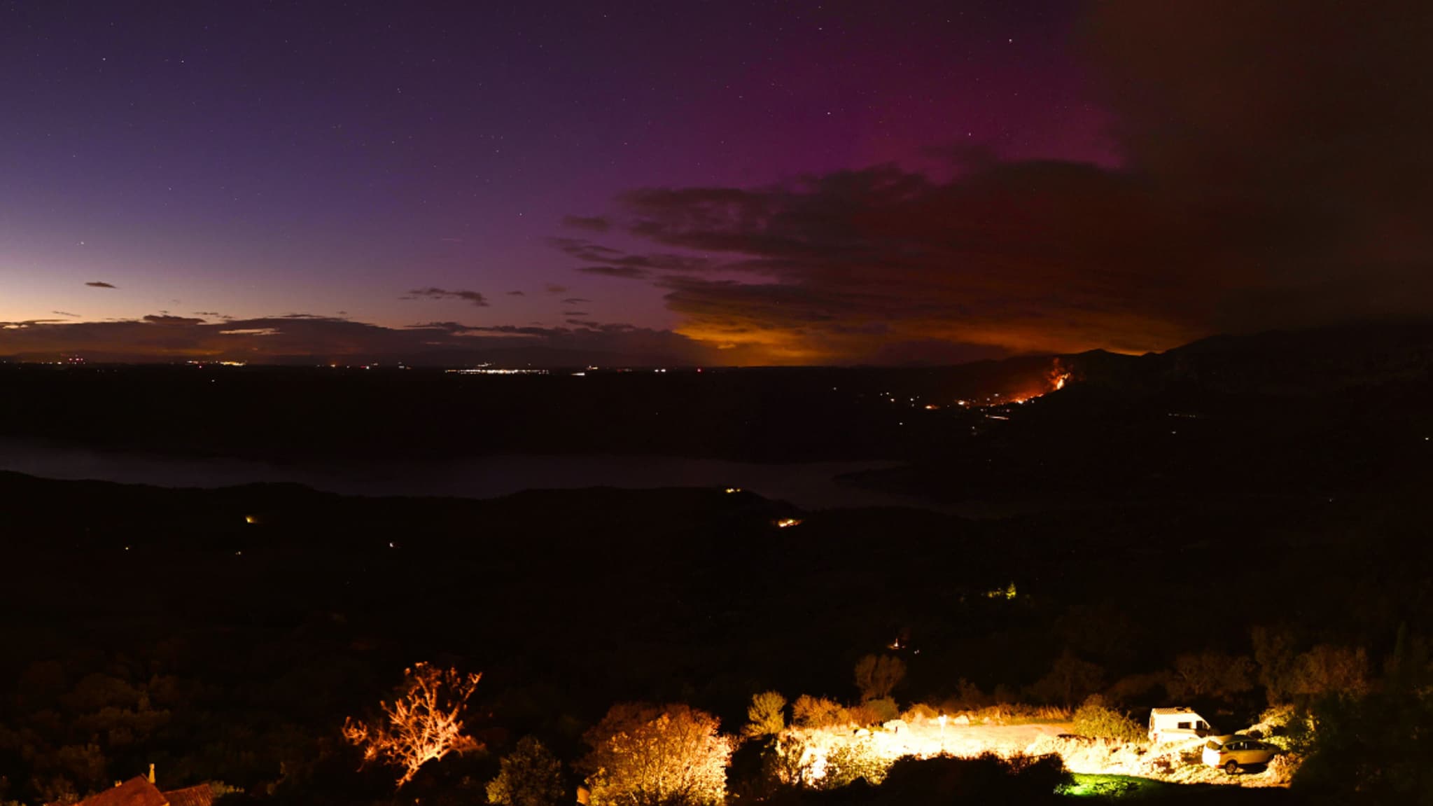 Des aurores boréales photographiées dans le ciel des Hautes-Alpes, depuis la station d'Aiguines, le 5 novembre 2023.