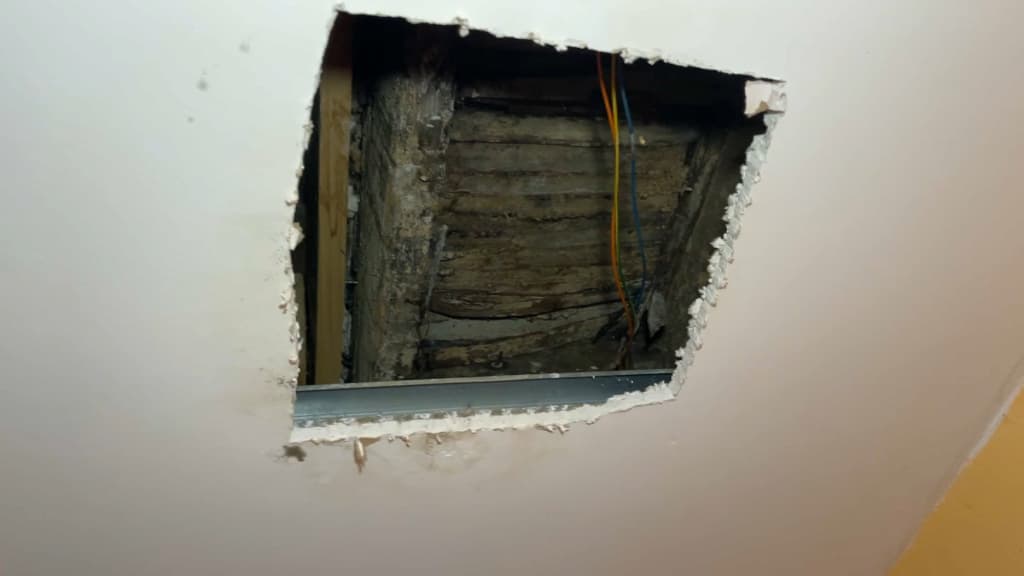 Certains murs sont extrêmement délabrés dans cet immeuble du 14e arrondissement de Paris