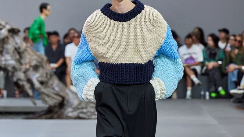 Look du défilé homme printemps été 2024 de Loewe. Look du défilé homme printemps été 2024 de Loewe.