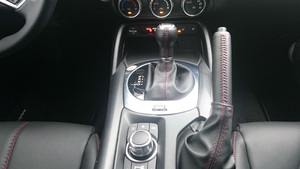 Le positionnement du bouton de commandes de la tablette peut gêner lors du passage de vitesse