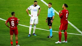 Karim Benzema attend la décision de l'arbitre Clément Turpin