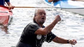 L'homme politique italien Beppe Grillo, qui dirige le populiste Mouvement Cinq Etoiles, a lancé mercredi la campagne pour les élections régionales du 28 octobre en Sicile en traversant à la nage les trois kilomètres du détroit de Messine, qui sépare la Ca