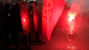 Des CRS lors d'une manifestation mardi des salariés de Goodyear Dunlop France à Rueil Malmaison, en région parisienne. La montée des tensions sociales et la multiplication de conflits très médiatisés mettent à l'épreuve la crédibilité et la méthode du gou