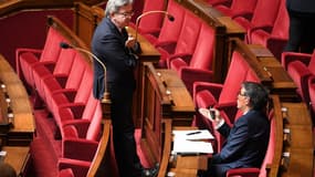 Le premier secrétaire du PS Olivier Faure avec Jean-Luc Mélenchon le 28 avril 2020 à l'Assemblée nationale. 