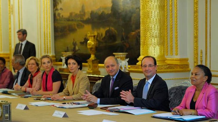 Bien qu'absente de l'ordre du jour officiel, la rigueur était pourtant l'invitée d'honneur du premier conseil des ministres du deuxième gouvernement de Jean-Marc Ayrault, dont les membres ont dû minimiser vendredi les premiers "couacs" au sein de l'équipe