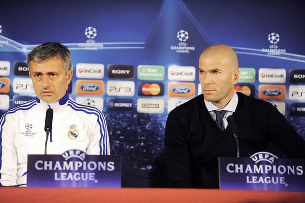 José Mourinho, entraîneur du Real Madrid, avec Zinédine Zidane, à Lyon le 21 février 2011