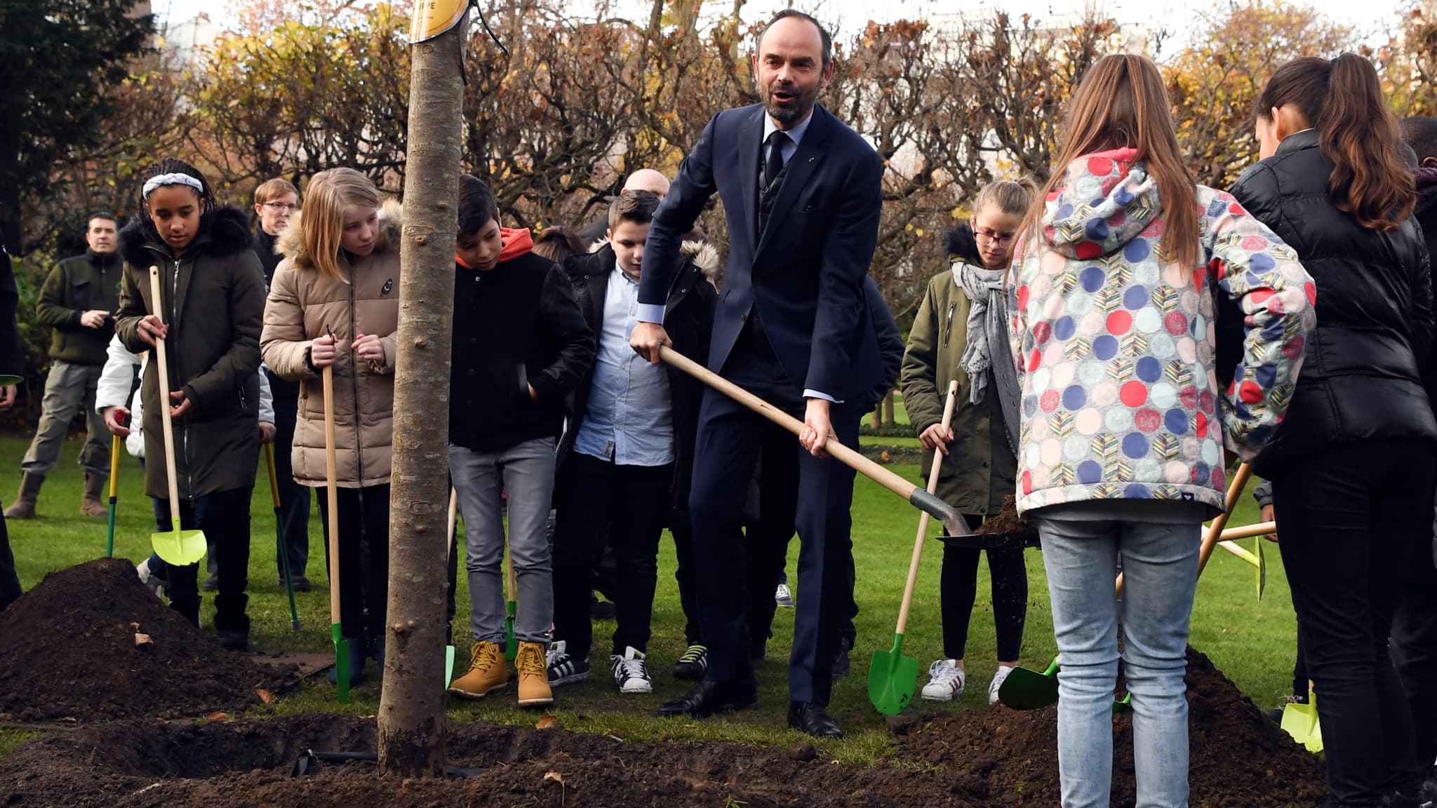 Edouard Philippe plante un pommier dans les jardins de Matignon, le 28 novembre 2017.