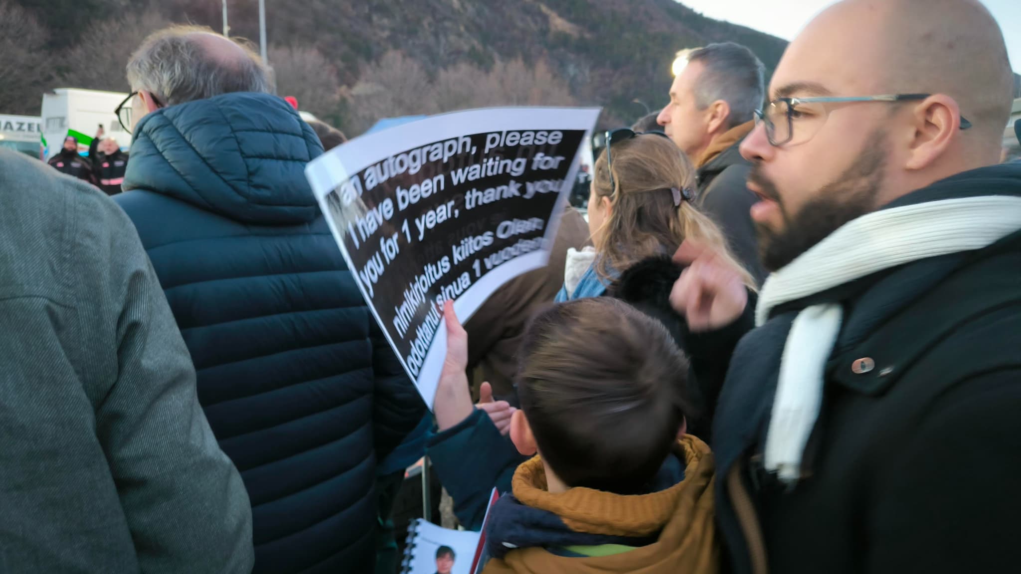 Des fans de rallye demandent des autographes aux pilotes du Monte-Carlo le 23 janvier 2025.