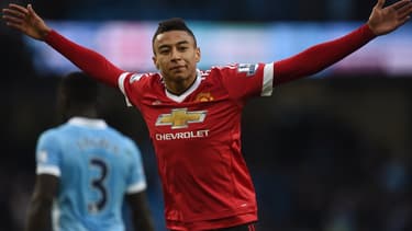 General Motors verse 70 millions de dollars par an à Manchester United pour faire figurer sa marque Chevroler sur son maillot.