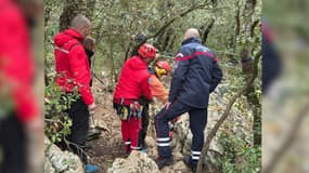 Une vaste opération de secours a eu lieu, ce samedi 29 mars, pour extirper trois spéléologues bloqués à 138 mètres de profondeur dans un gouffre naturel de la commune de Signes.  
