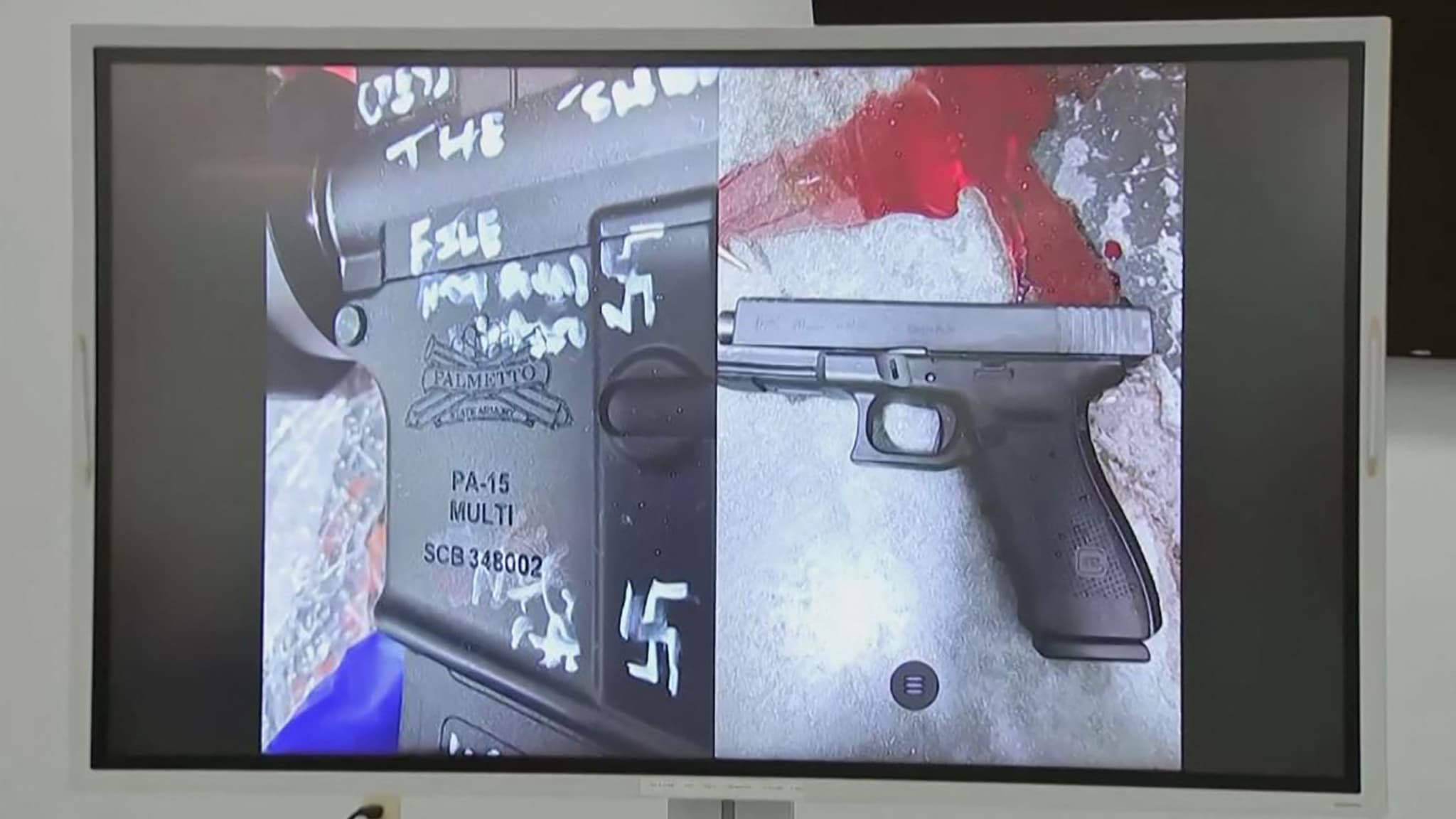 Une arme de poing trouvée sur les lieux d'une fusillade à Jacksonville, en Floride, le 26 août 2023