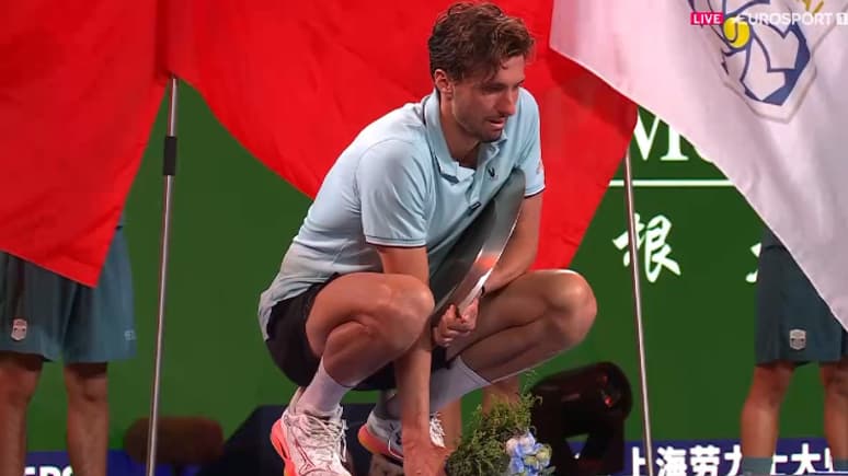 Arthur Rinderknech victime de crampes lors du protocole en finale du Masters 1000 de Shanghai le 12 octobre 2025 Arthur Rinderknech victime de crampes lors du protocole en finale du Masters 1000 de Shanghai le 12 octobre 2025